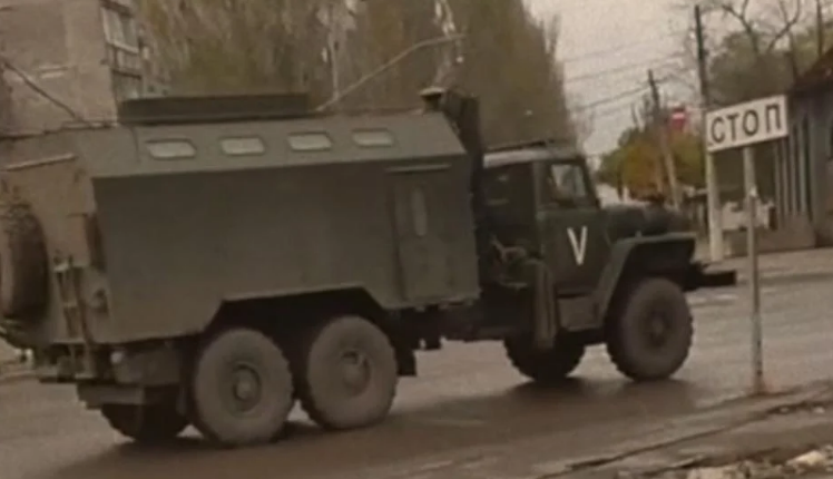 Росіяни почали фарбувати військові вантажівки у “зебру”