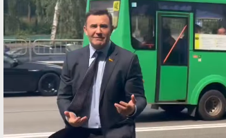 Тищенко закидають помідорами
