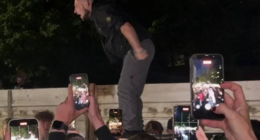 У Львові натовп людей влаштував бунт проти ТЦК і перевернули автомобіль