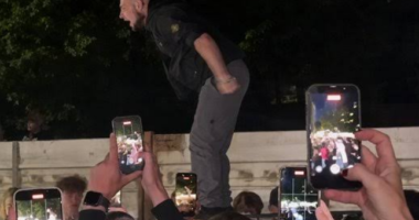 У Львові натовп людей влаштував бунт проти ТЦК і перевернули автомобіль