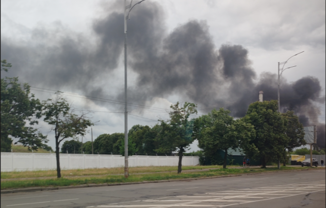 Пожежа внаслідок падіння дрона в Києві